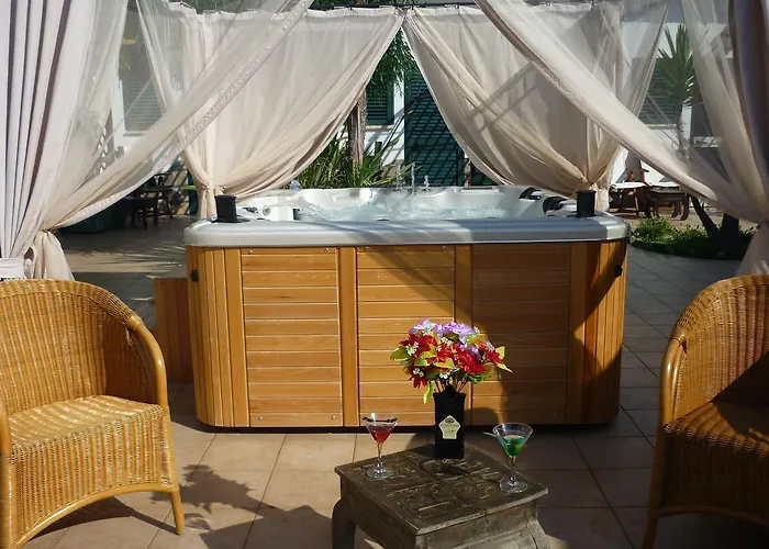 Benvenuto all'Hotel Oasi San Domino: il luogo ideale per il tuo soggiorno a San Domino, Italia